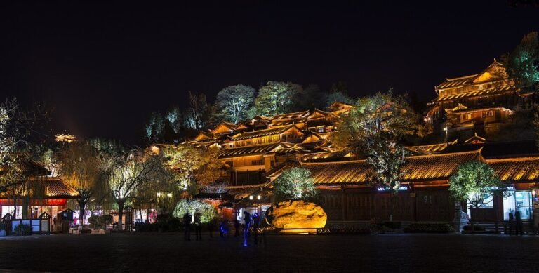 1 lijiang old town night.jpg