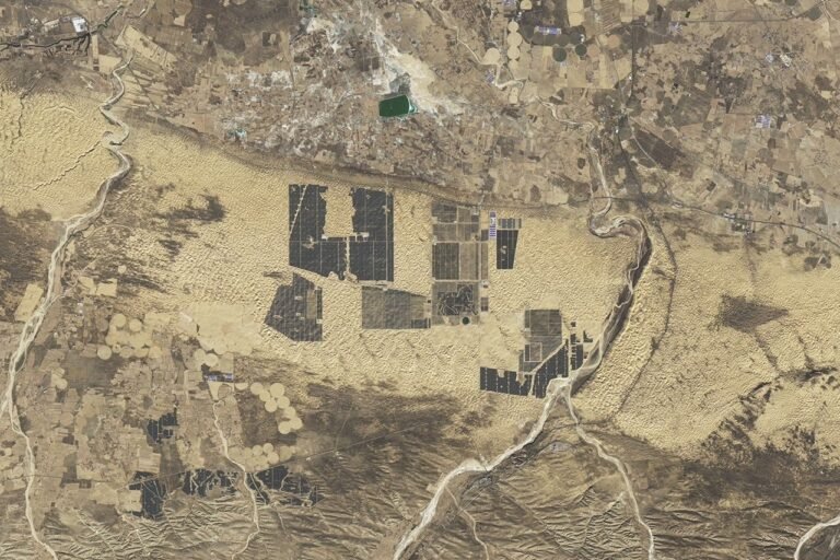 Building a Great Solar Wall in China (153759 - 2 20241208 lrg).jpg