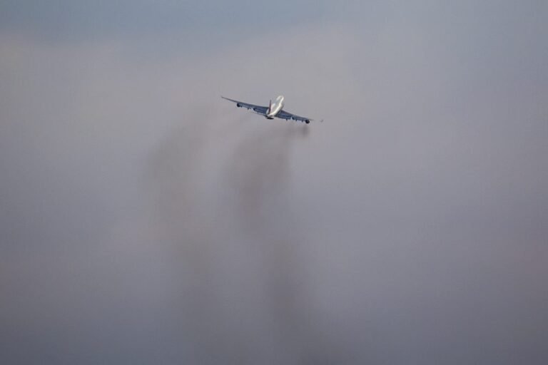 China Airlines B747 smoky departure (5715610349).jpg