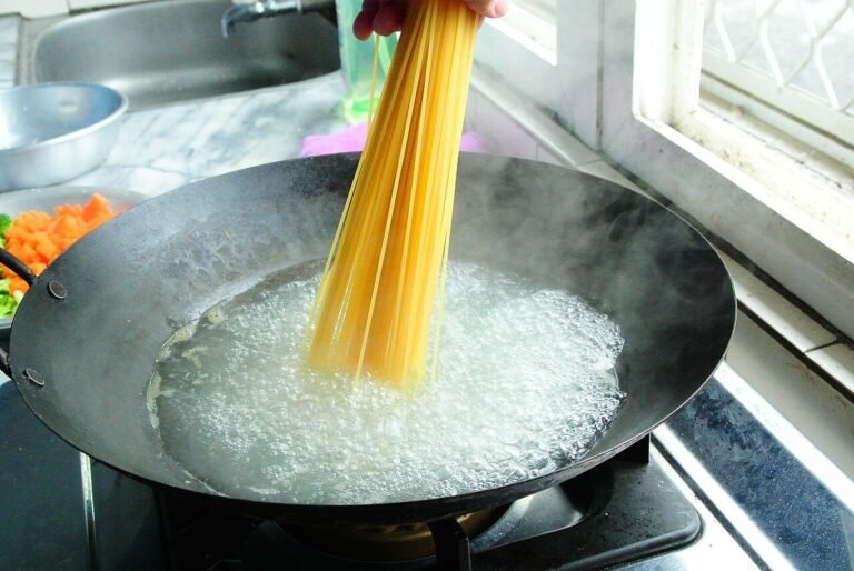 Cooking spaghetti at a culinary class in Baozhong Junior High School 20130426.jpg