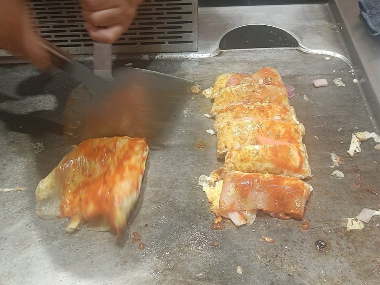 Cutting grilled cold noodles.jpg