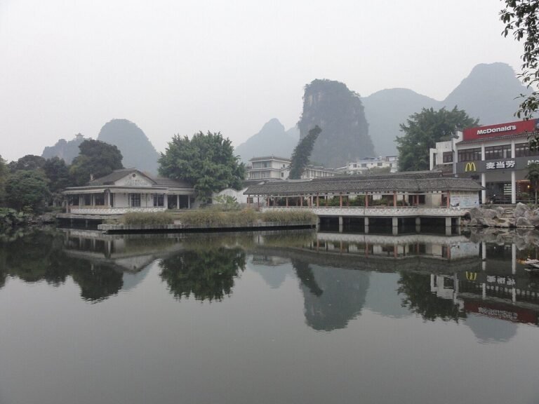 Fast food in Yangshuo - panoramio.jpg