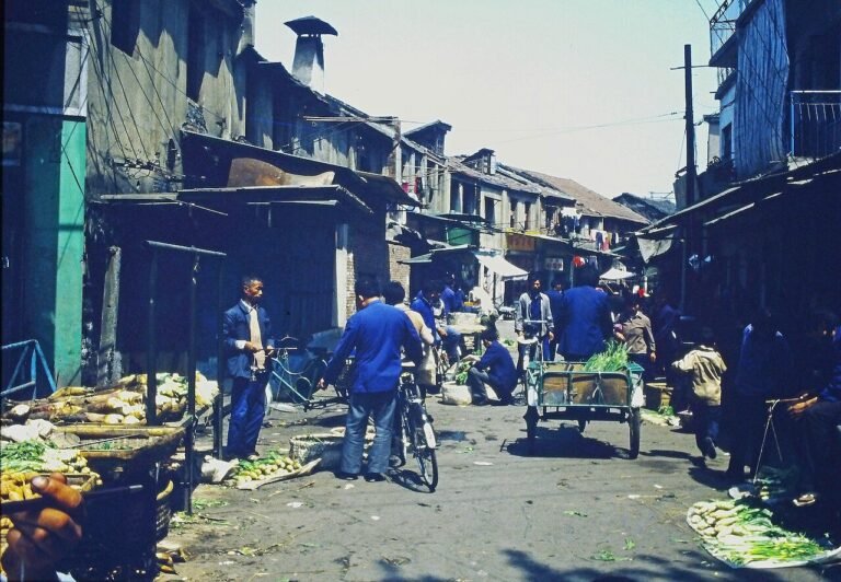 Market in Wuhan in 1988.jpg
