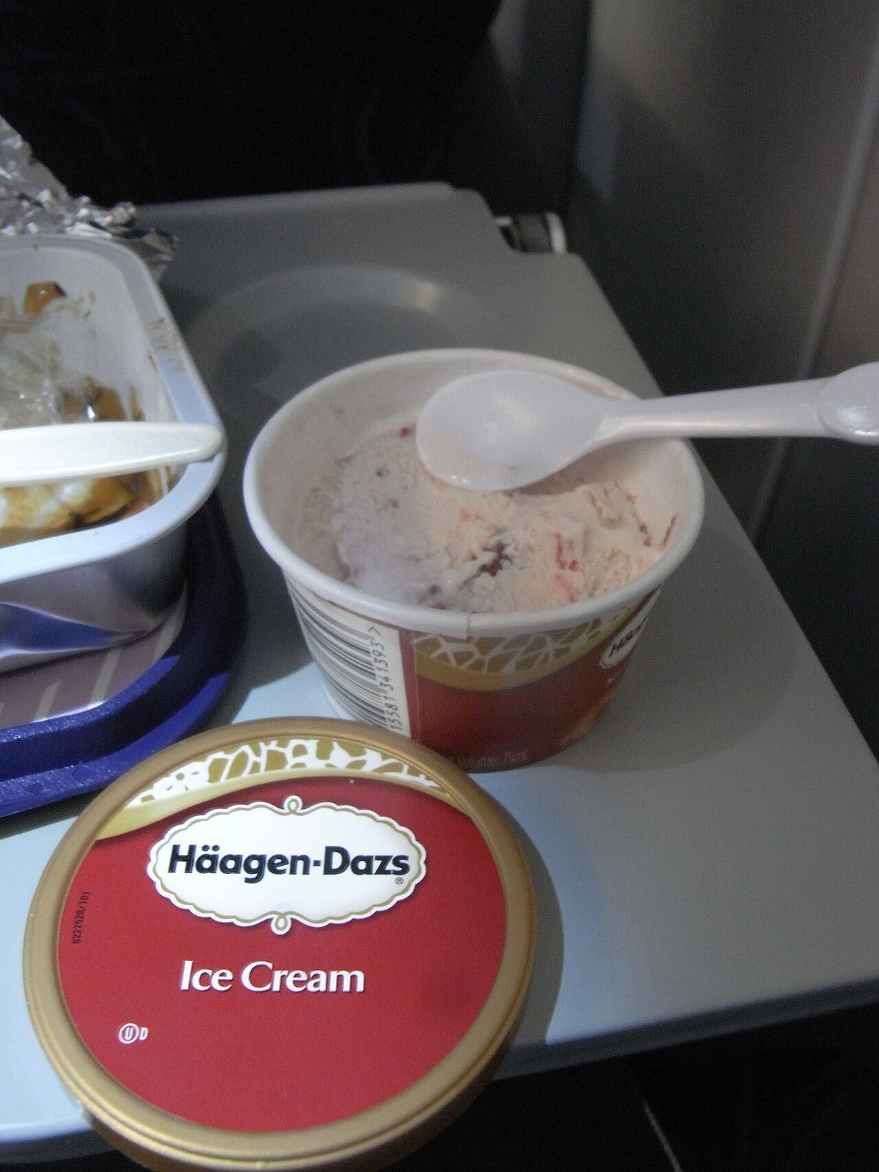 SH 上海旅遊 Shanghai Tour China Eastern Airlines - Daagen-Dazs Ice cream July-2011.jpg