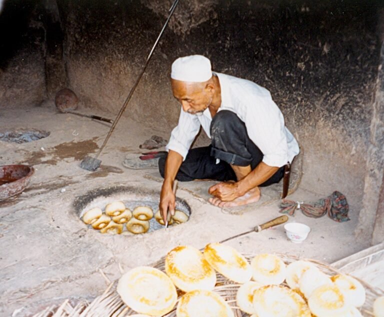 Uyghur naan Kashgar baker